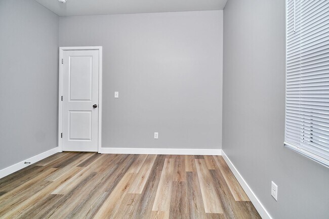 Building Photo - 415 Dequincy St