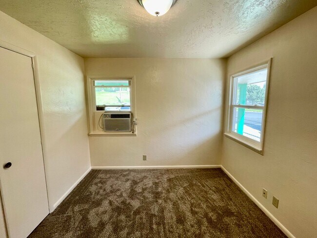 Building Photo - Vincent Park Triplex