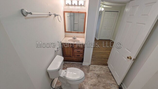 Building Photo - 2 Bed House with Washer/Dryer