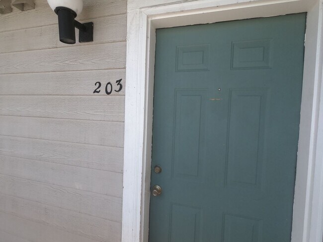 Building Photo - 2850 Aurora Ave