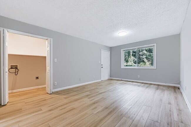 Building Photo - 1637 Line Cir