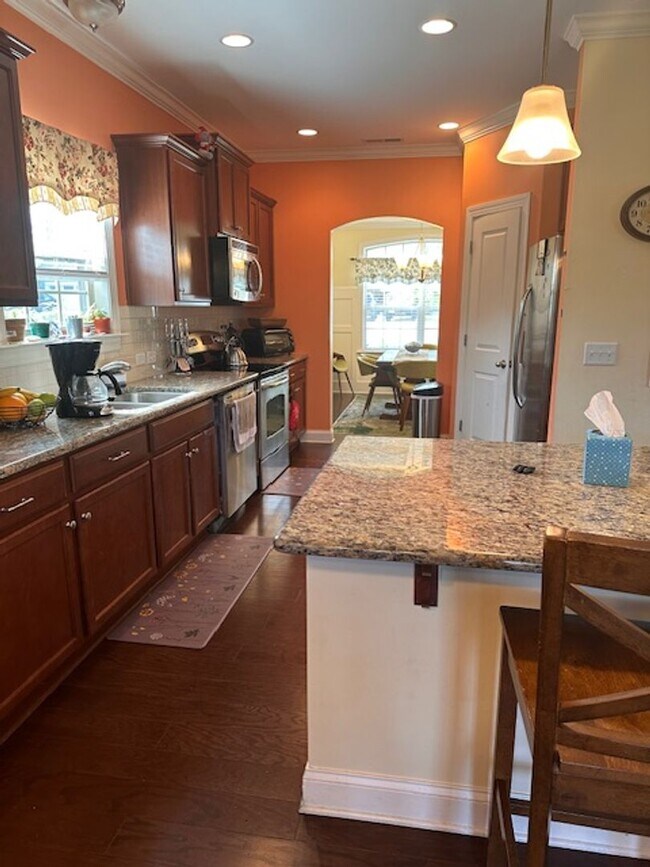 Building Photo - 4 Bedroom, 2.5 bath home in Mimosa Bay Com...