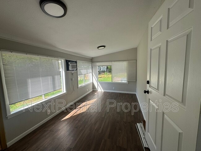 Building Photo - 535 Robinhood Rd