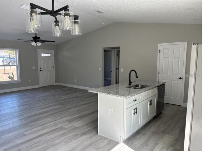 Building Photo - 2434 W Menores Dr