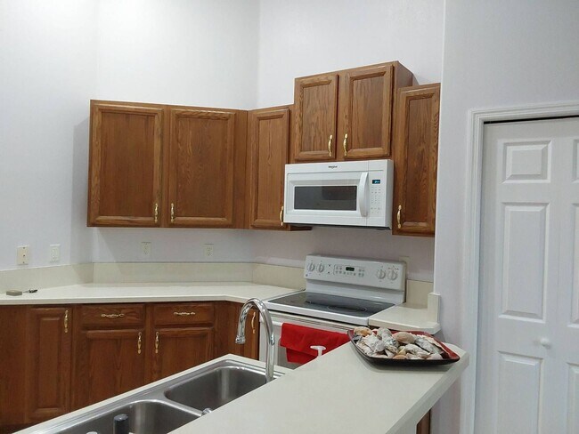 Building Photo - Cozy 3/2/2 single family house with screened in porch!