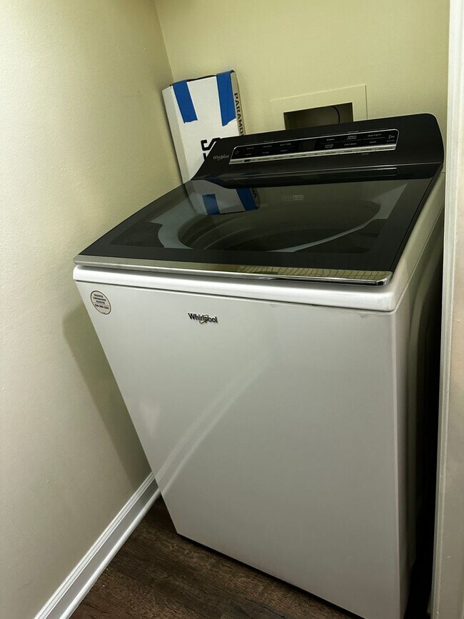 Building Photo - 1 bed/1 bath, 3rd Floor Condo Overlooking ...