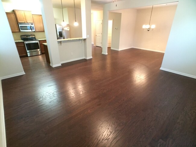 Building Photo - Modern 3BR Townhome - Swim/Tennis and More!
