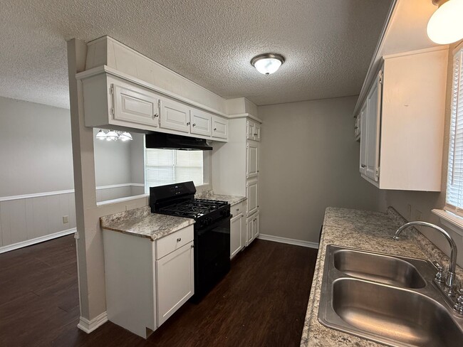 Building Photo - Welcome to your new home on this great corner lot with 3 bedrooms and 2 baths in Owasso!