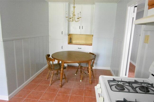 Building Photo - 1706 Oaks Dr