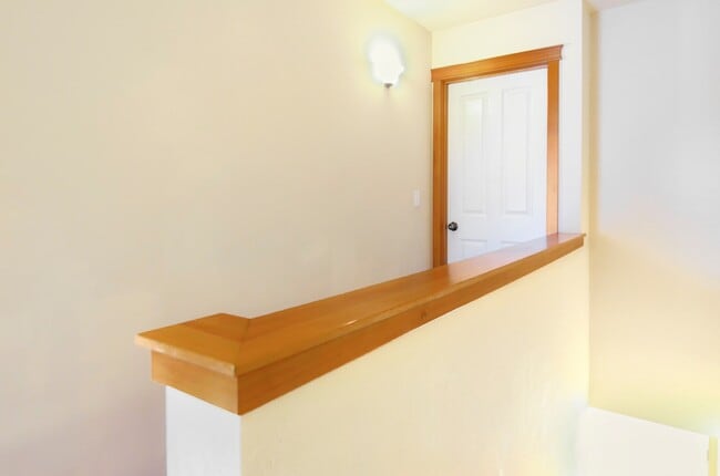 Building Photo - Updated Townhouse Near Fauntleroy Park with Private Suites and Parking