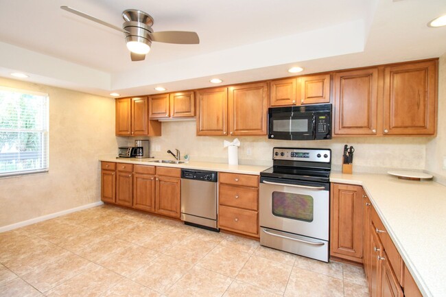 Building Photo - ** 2/2 CHARMING FURNISHED CONDO AT THE ISL...