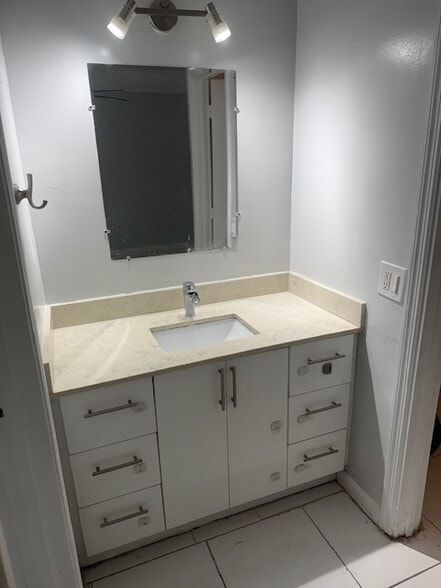 Building Photo - 1860 Venice Park Dr