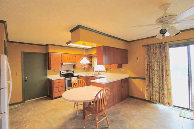 Building Photo - For Rent: Spacious Ranch-Style Home with S...