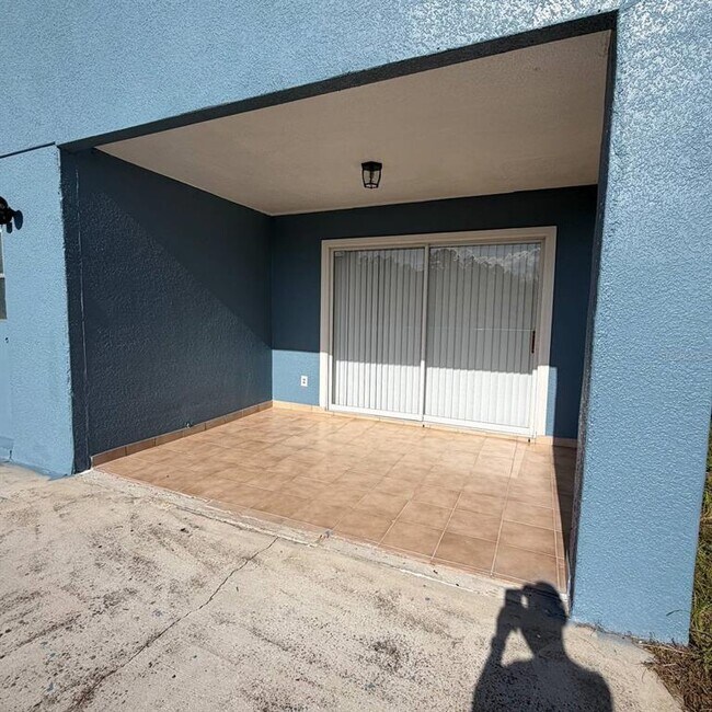 Building Photo - 535 Rollins Dr