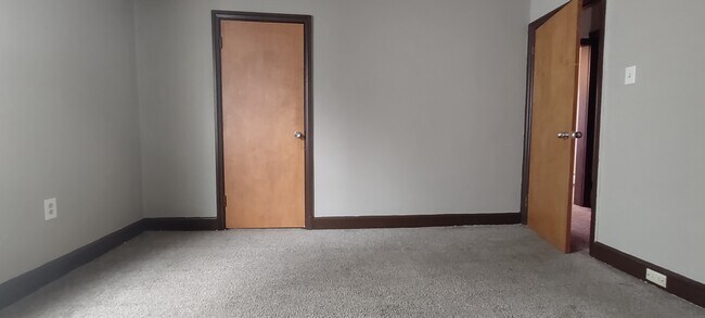 Building Photo - 549 N Front St