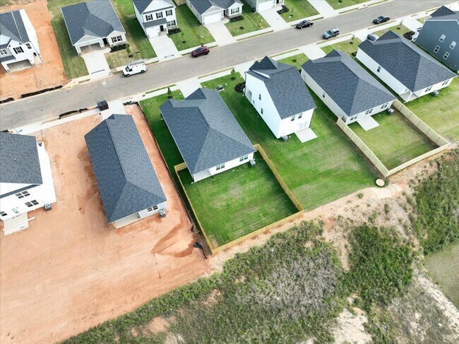 Building Photo - MOVE IN READY