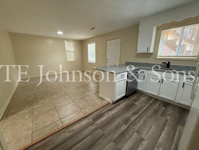 Building Photo - 1506 Oakshire-Water Included