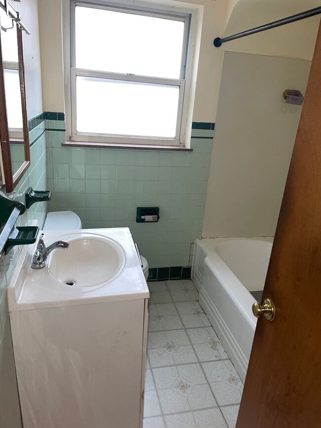 Building Photo - 3BR w/ 3-Season Room near North College Hill