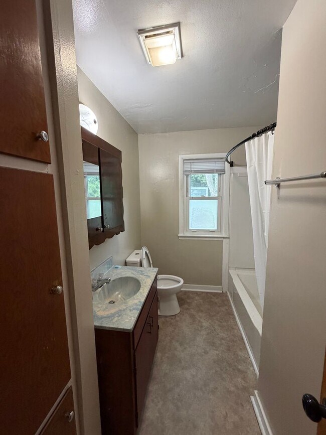 Building Photo - Spacious 2 Bedroom Home Holland Northside