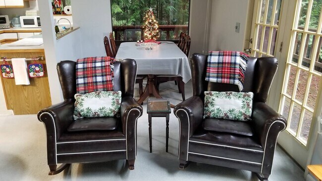 Building Photo - 1881 Cliff Rd