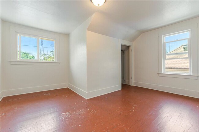 Building Photo - 1741 SE Linn St