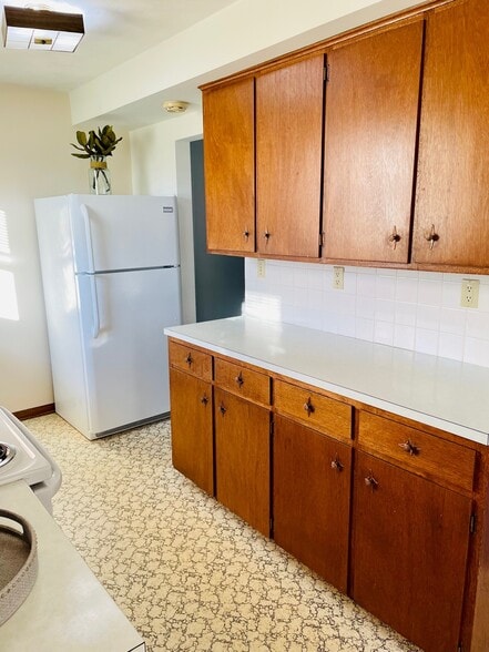 Kitchen with Spacious Counters and Cabinets - 508 16th Ave