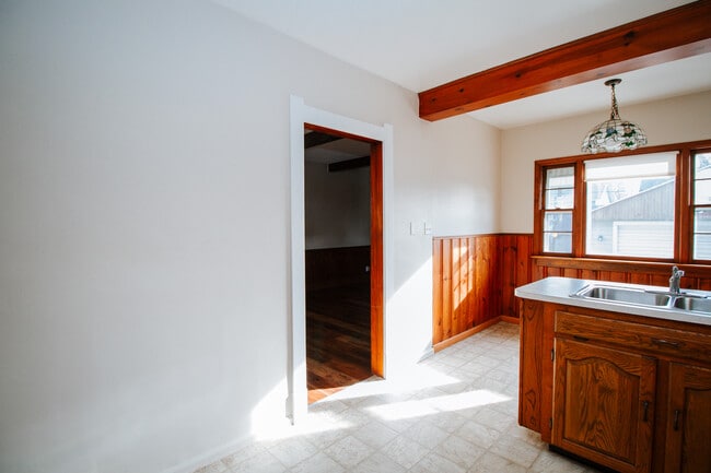 Building Photo - 513 Hampton Ave