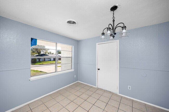 Building Photo - 4659 NW Ozmun Ave