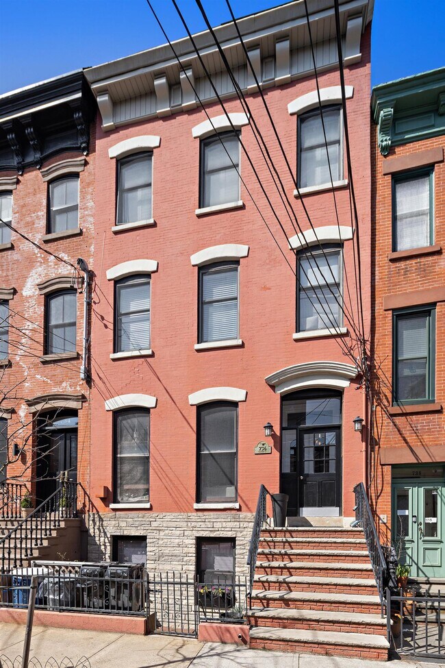 Building Photo - 736 Garden St