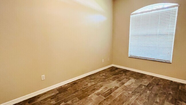 Building Photo - 4 Bed 2 Bath Single Family House For Rent