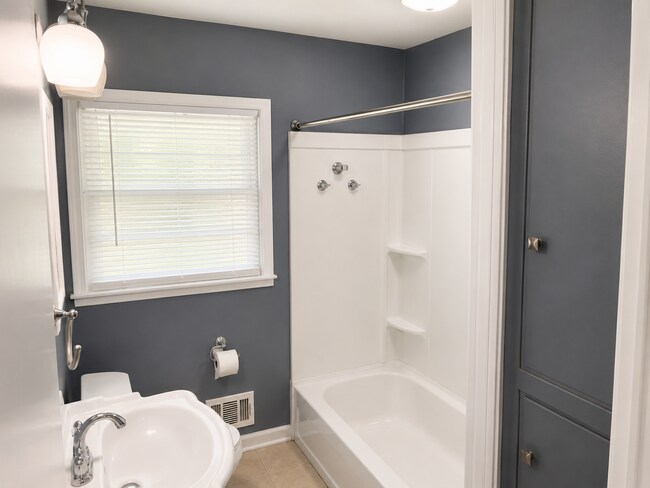 Building Photo - 6207 Middlerose Cir