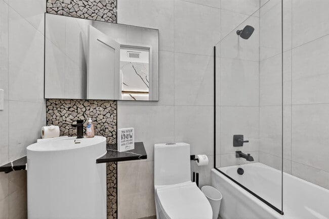 Building Photo - 443 Clove Rd