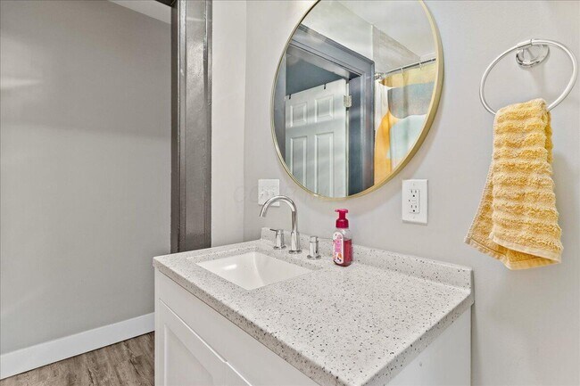 Building Photo - 40 S Richardson Ave