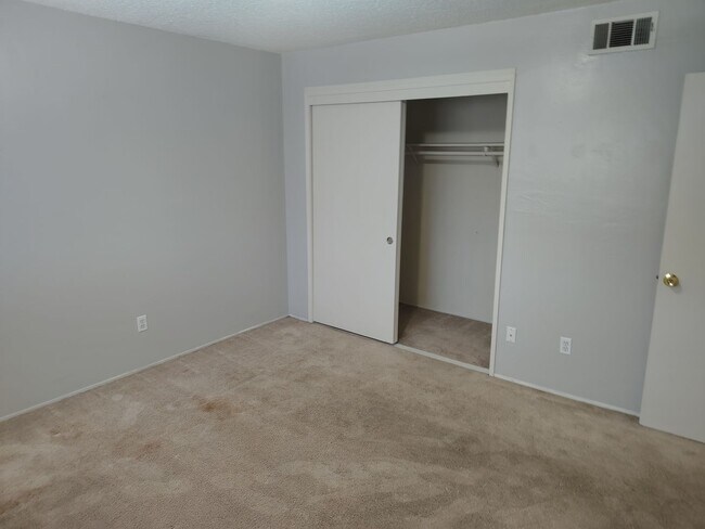 Building Photo - Spacious 3 bedroom 2 bathroom townhouse in Central Bakersfield!