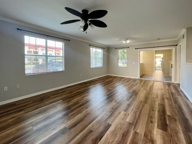 Building Photo - Spacious 2/2 unit becoming available now f...