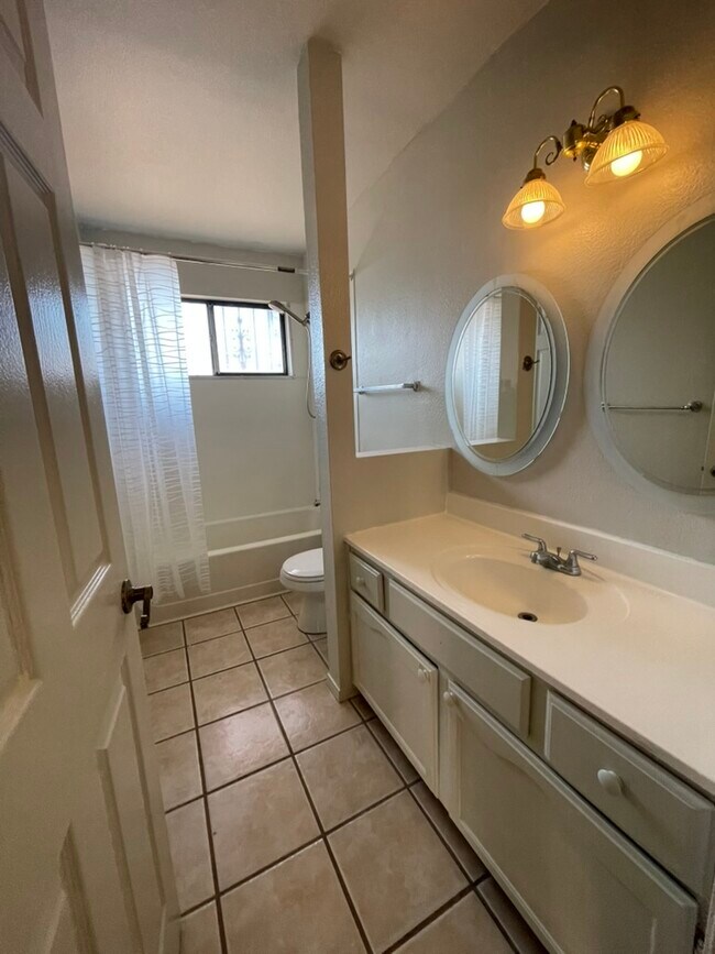 Building Photo - 6275 Roadrunner Loop NE