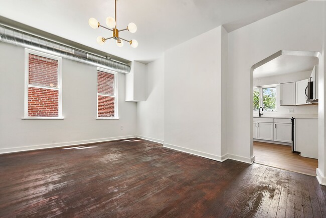 Building Photo - Remodeled 2 bedroom with backyard