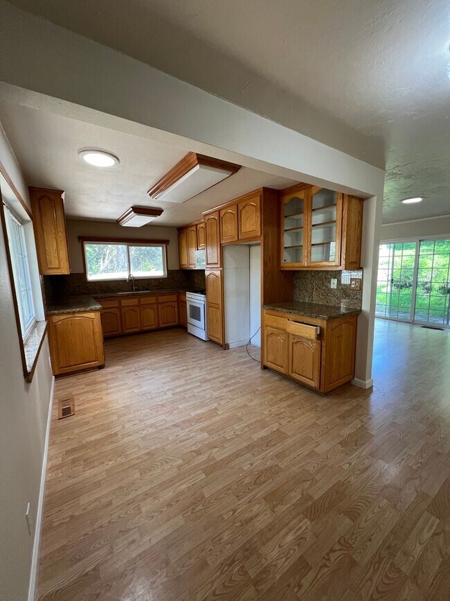 Building Photo - Charming 3bd / 2ba Long-Term Rental