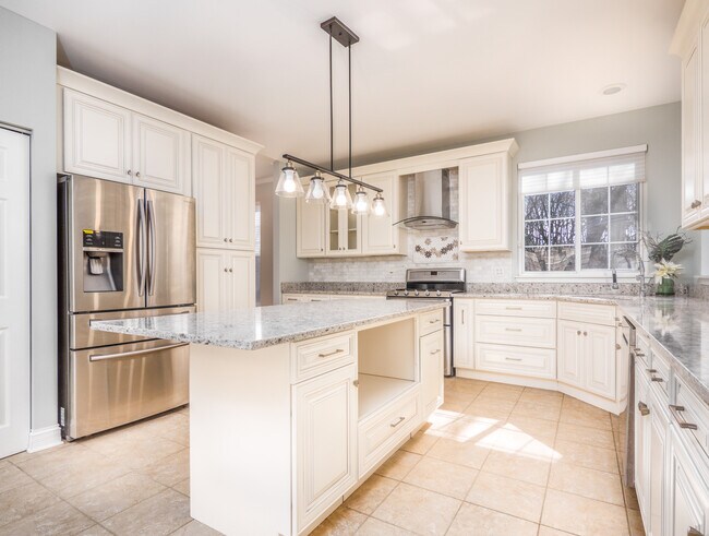 Building Photo - 33 River Oaks Cir E