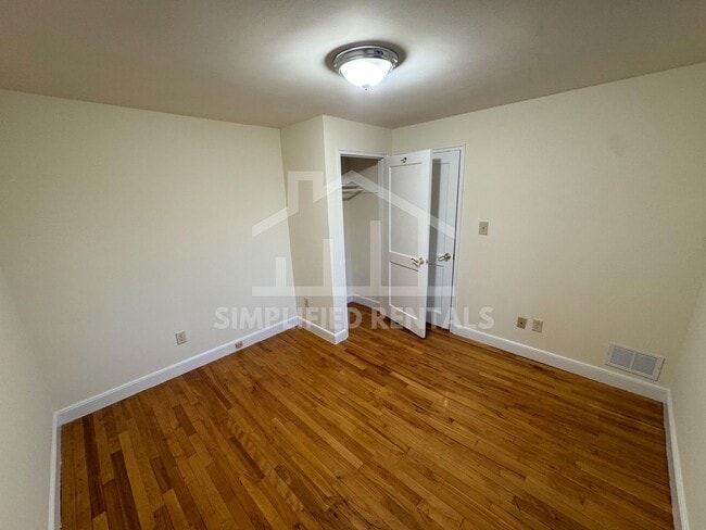 Building Photo - 2 Bedrooms 1 bathroom Unit available in Wa...