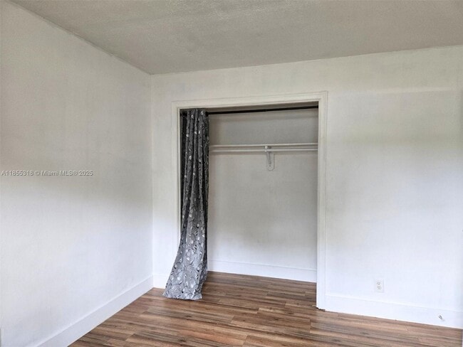 Building Photo - 4101 SW 54th Ct