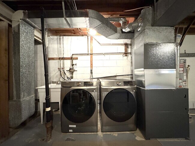 Building Photo - Charming Reston Townhome: Your Ideal Commuter's Haven