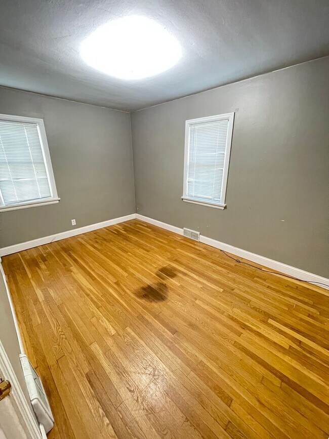 Building Photo - AVAILABLE AUGUST 15th - 2 Bed, 1 Bath With...