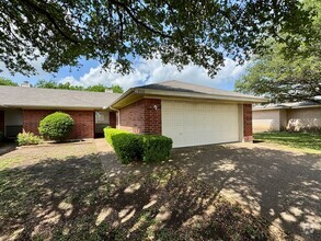 Building Photo - Duplex