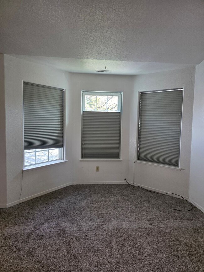 Building Photo - Townhouse Available - Cats OK