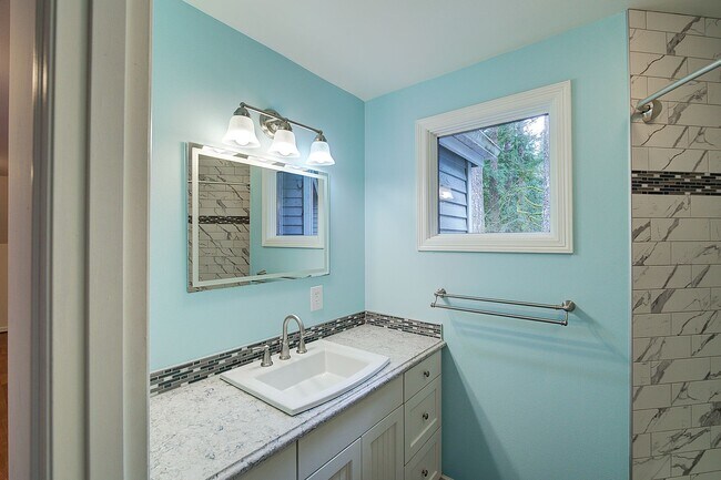 Building Photo - 4bd/3.5ba North Bend Home