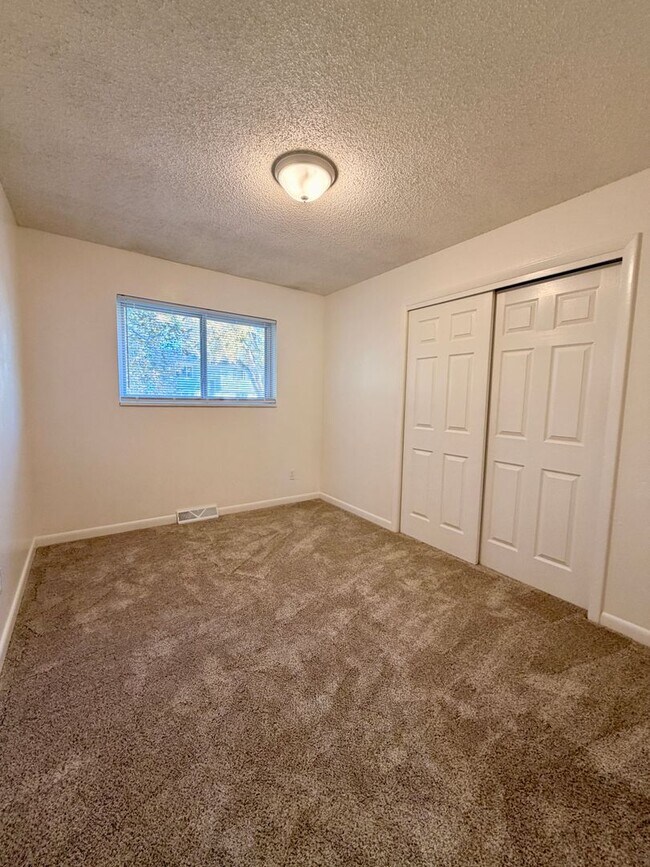 Building Photo - Lovely 5-bedroom, 2¾-bath home located in ...