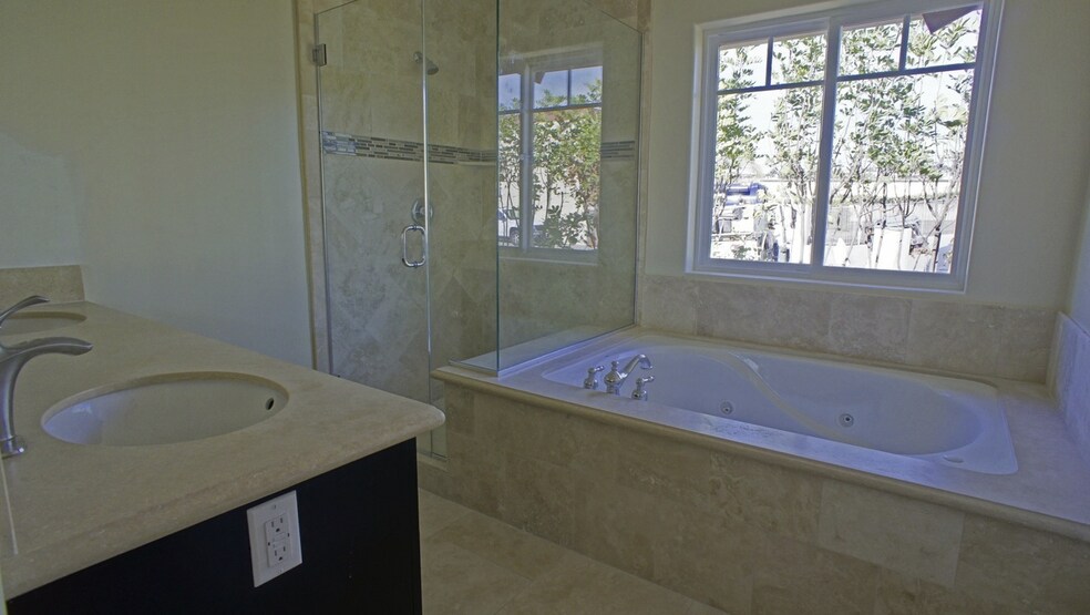 master bath - 532 N Francisca Ave