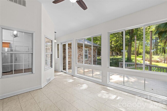 Building Photo - 5020 Fox Hollow Dr