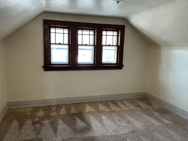 Building Photo - 3 Bedroom Single Family Home